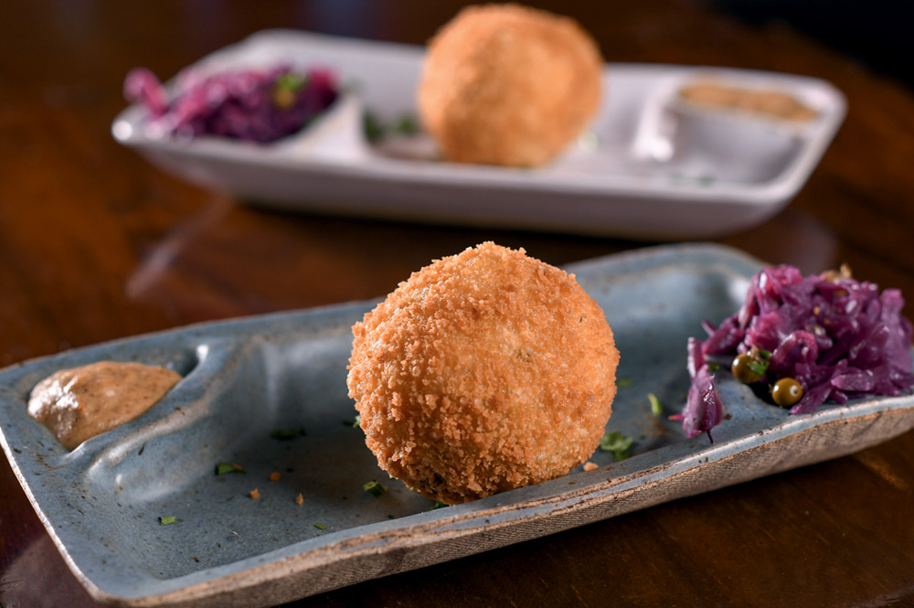 Bolinho cinquentinha – Bar do Luiz Fernandes Bolinho cinquetinha: com massa de batata e recheio de joelho de porco