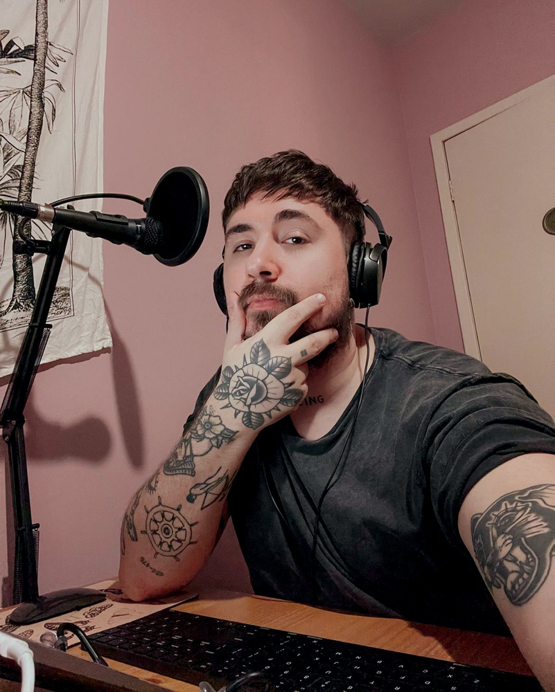 Filipe Bortolotto (REPRODUÇÃO-INSTAGRAM).jpg Filipe Bortolotto, com um fone e microfone