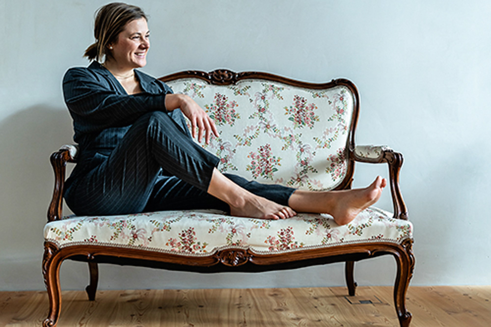 Foto Kaju_.jpg Artista Kalina Juzwiak posa para foto sentada em um sofá