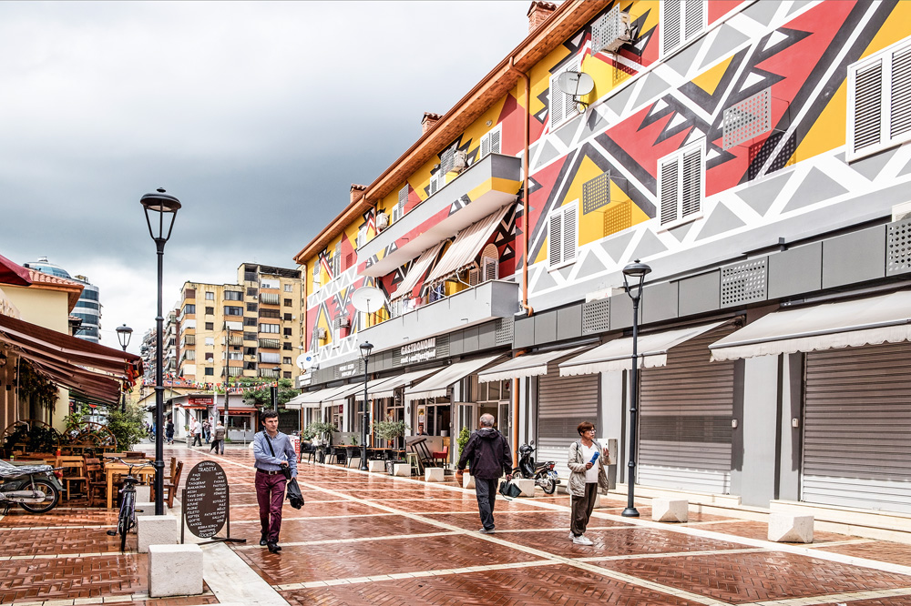 As intervenções artísticas na capital da Albânia que são lição para São Paulo