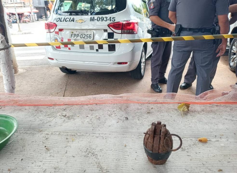 Homem é preso com granada na Zona Norte de São Paulo; imagem de bomba no chão.