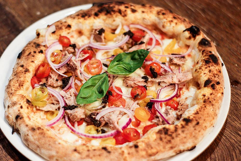 Sforno renova o cardápio de pizzas e estreia almoço