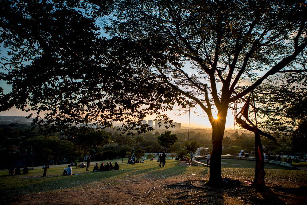 Praça Pôr do Sol reabre com horário de funcionamento e seguranças nas entradas