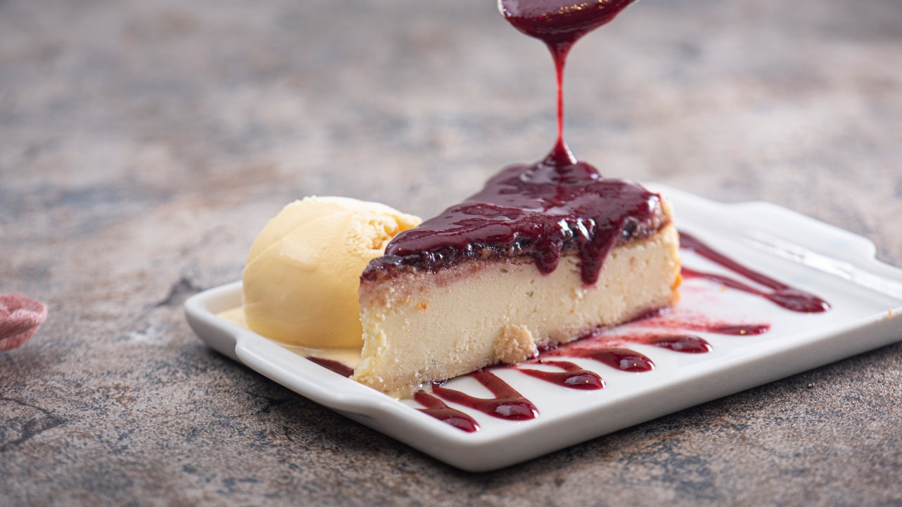 Cheesecake com calda de frutas vermelhas: acompanha bola de sorvete