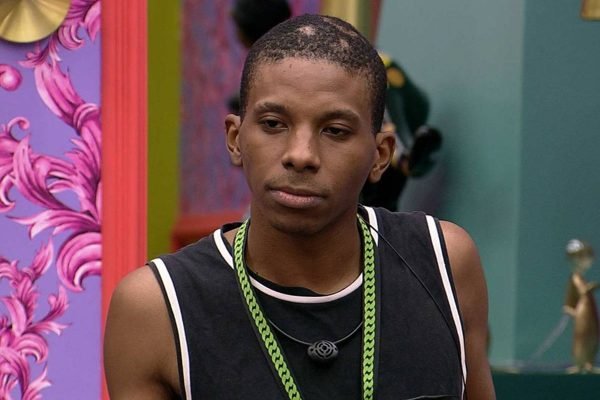 Lucas Penteado flagra traição de noiva e faz live: “Falei que te amava”