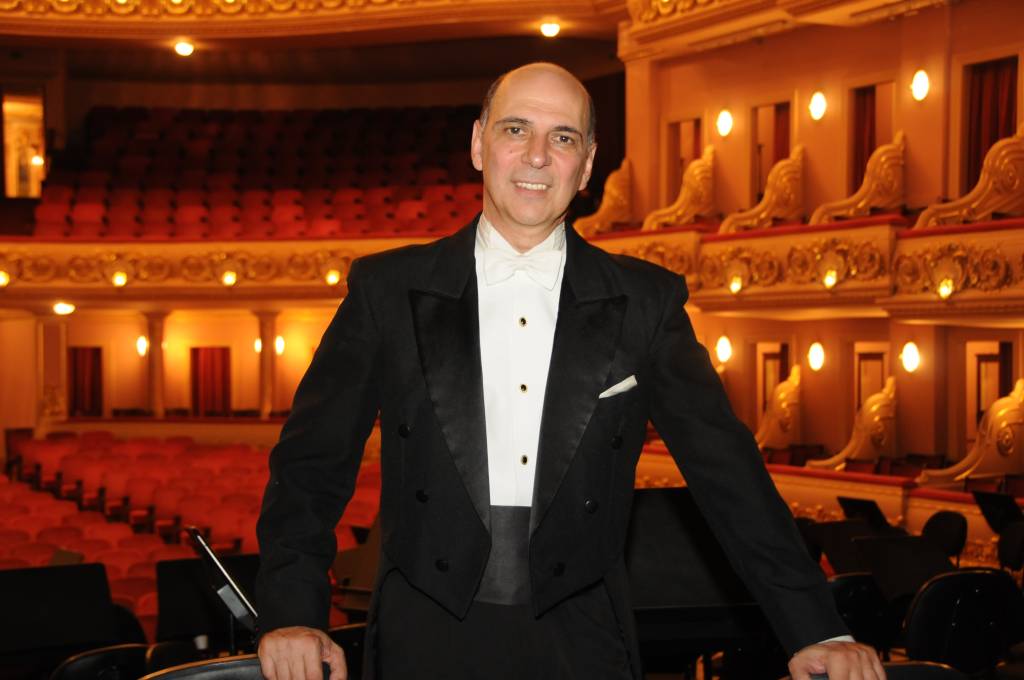 Maestro Yeruham Sharovsky maestro Yeruham Scharovsky posando para a foto