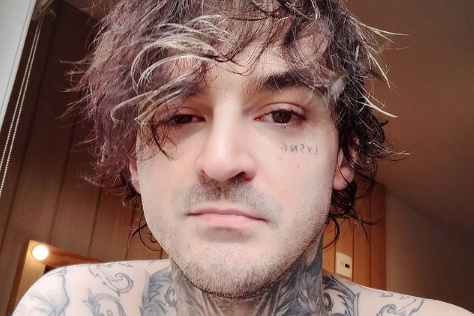 Imagem mostra selfie de PC Siqueira, que sorri levemente para a foto com cabelo bagunçado