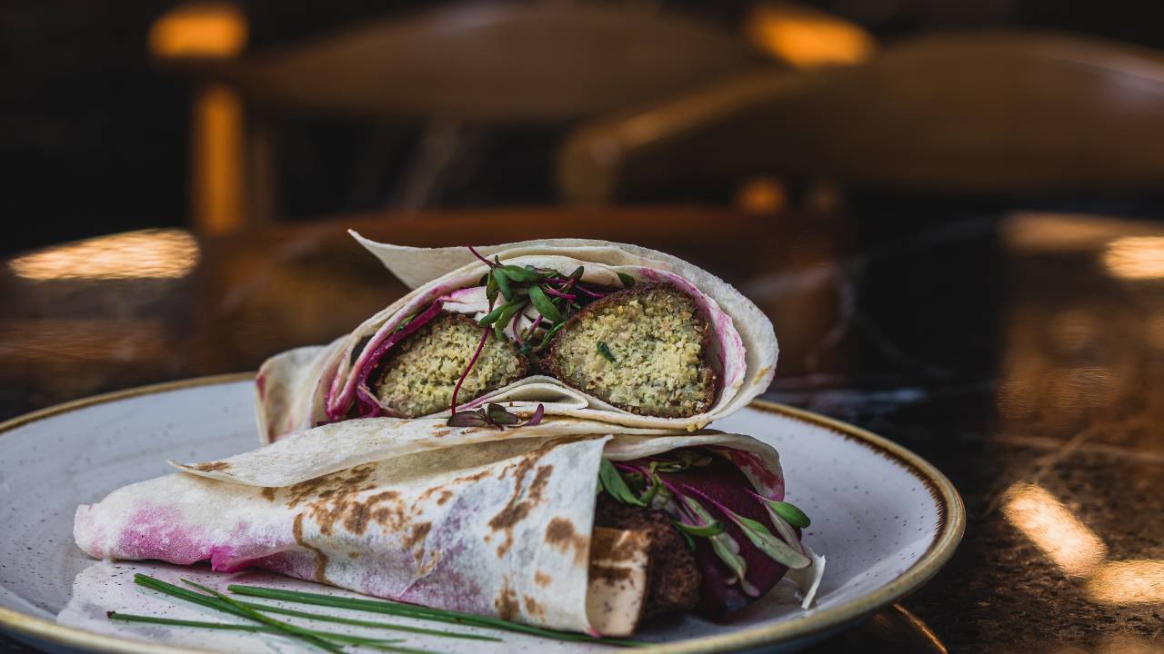 Shawarma-Li: versão vegana com beterraba, picles, brotos e legumes cozidos