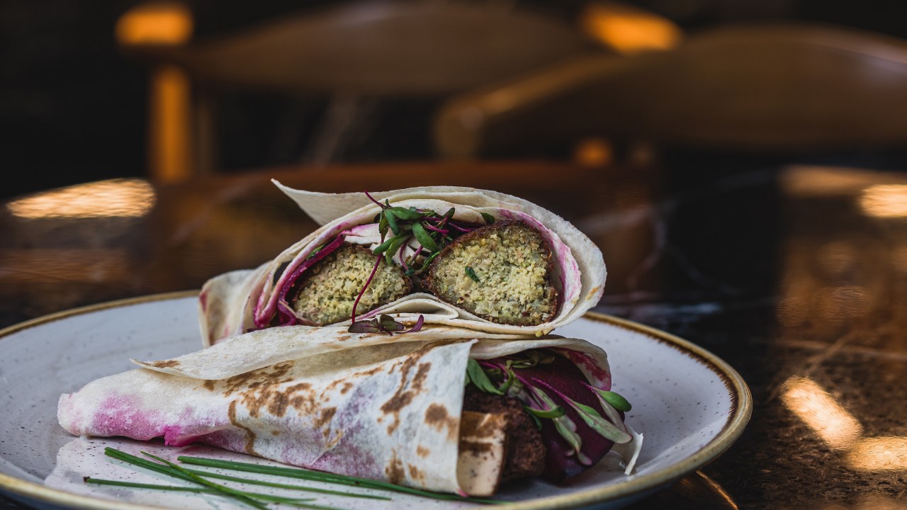 Shawarma-Li: versão vegana com beterraba, picles, brotos e legumes cozidos