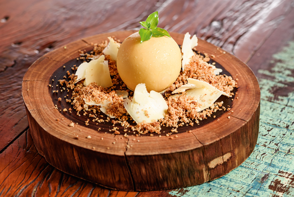 Sorvete de goiaba: recheado de goiabada e gergelim ao lado de catupiry, queijo Canastra e crumble de castanha-do-pará