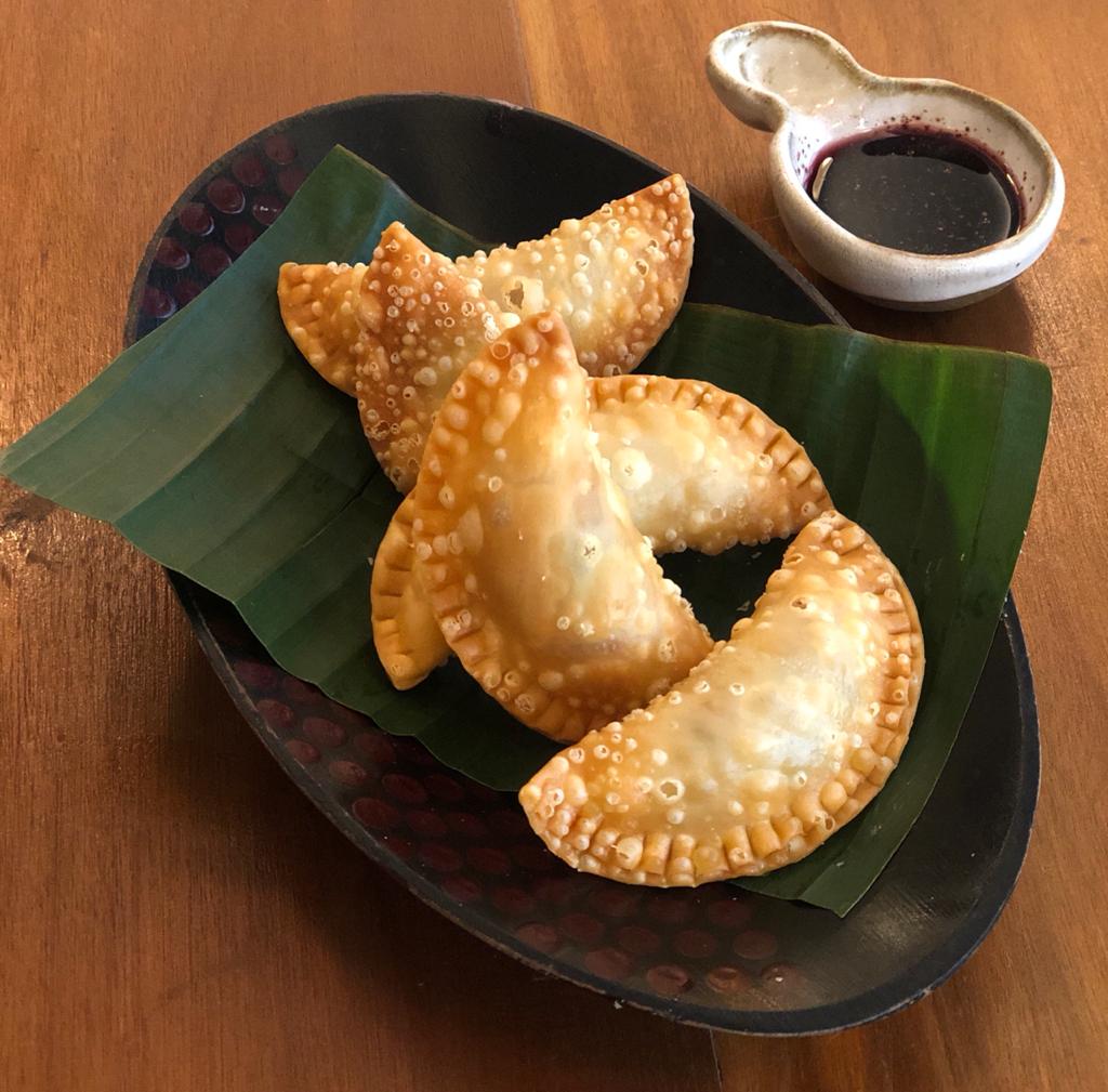 Cuia – Pastel Cuia serve petiscos: pastel de queijo Mandala e cebola caramelada