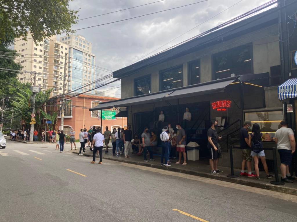 Fila Patties – Unidade do Brooklin Fila na unidade do Brooklin: em dia de estreia do combo nas lojas físicas