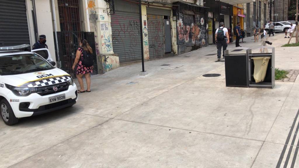 roubos lixeiras Imagem mostra lixeira que fica no calçadão da Avenida São João sem a parte traseira