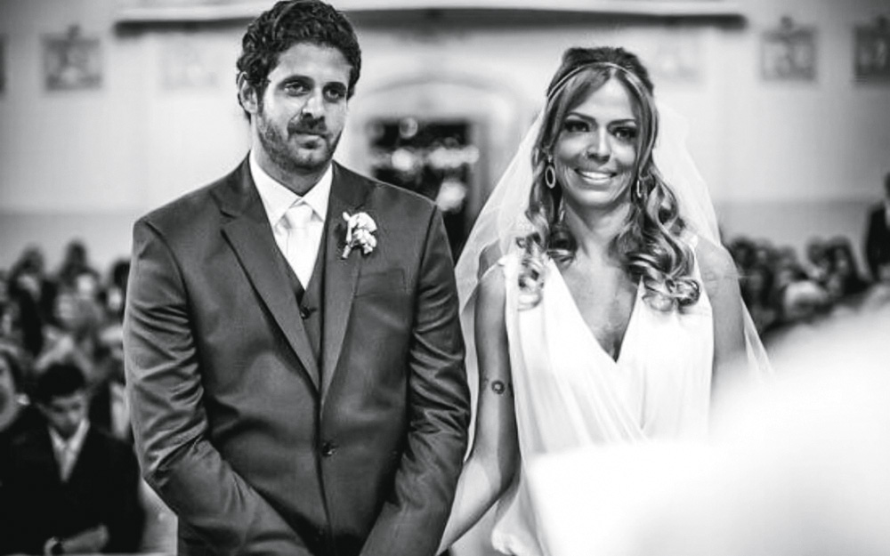 casamento-christian-juliana-nosso-louco-amor christian e juliana posando para a foto em seu casamento