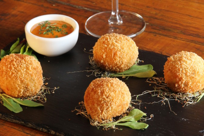 Arancino: bolinho de risoto recheado de muçarela