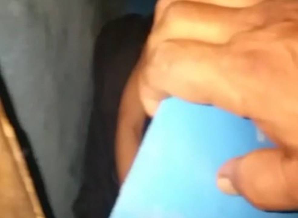 Criança é encontrada em barril