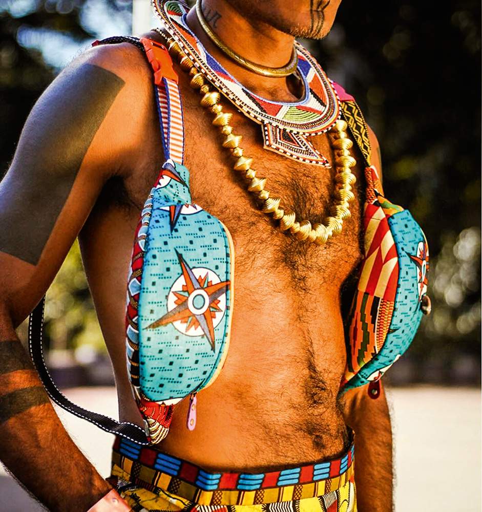 mais-vendido-berimbau-brasil-made-in-sp.jpg busto de homem posando com pochetes estilizadas chamadas 'afrochetes'