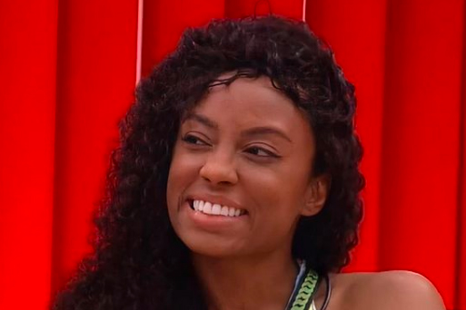 Imagem mostra foto de Lumena sorrindo no BBB21