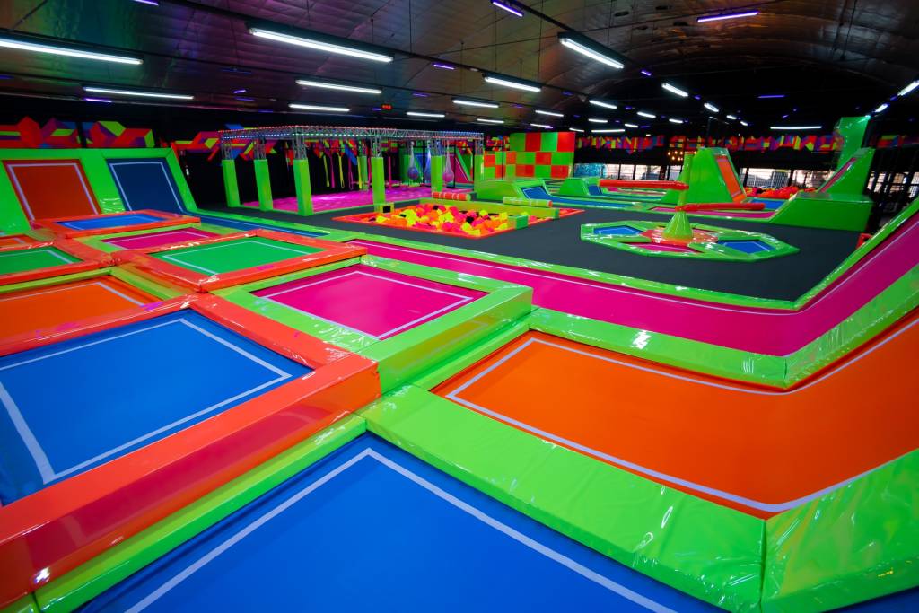 Altitude Park Imagem mostra o Altitude Park, com camas elásticas e brinquedos