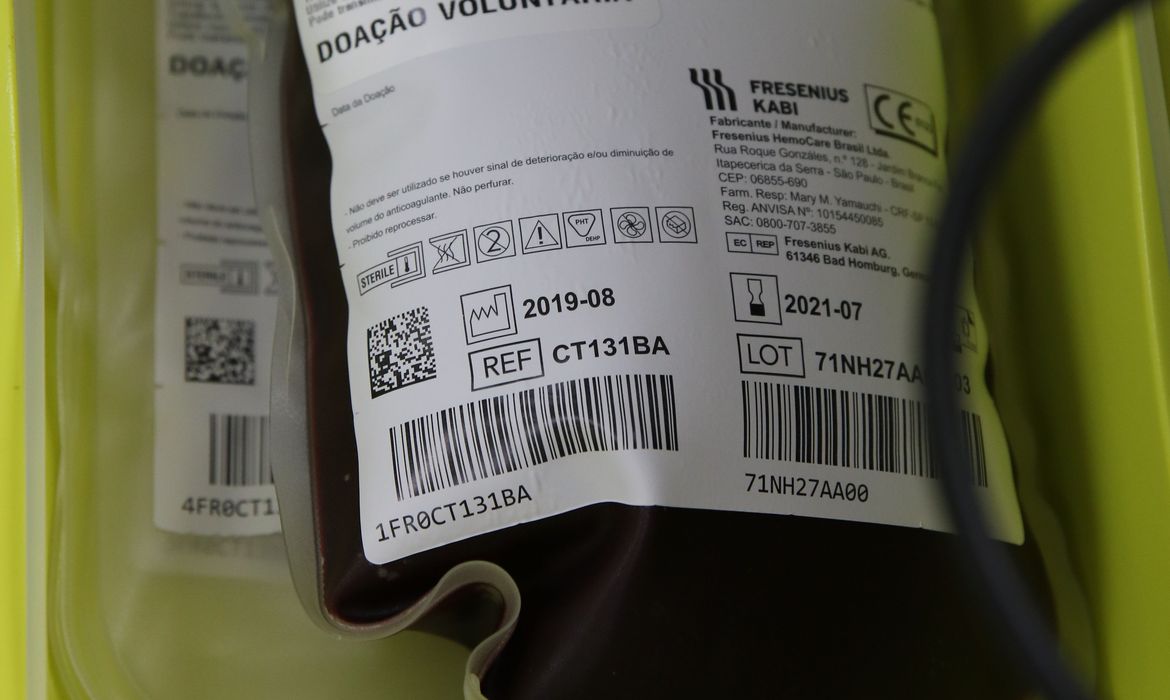 Imagem mostra bolsa de sangue cheia com doação voluntária