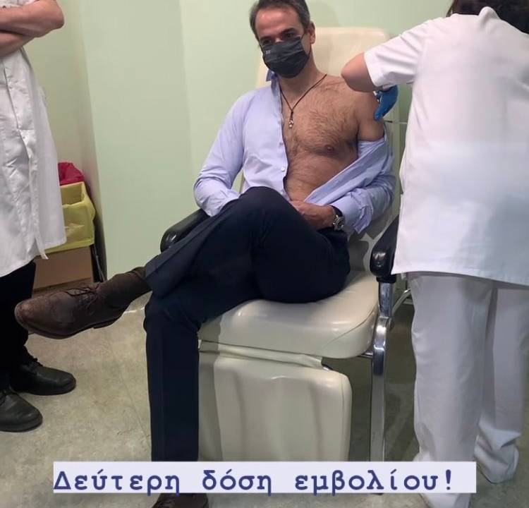 Imagem mostra primeiro ministro grego tomando a vacina com parte da camisa desabotoada