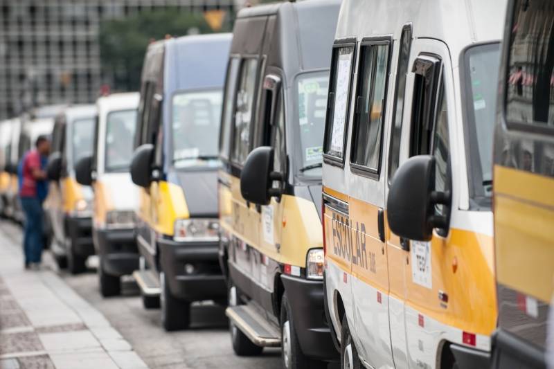 Criança é esquecida dormindo dentro de van escolar em Guarulhos