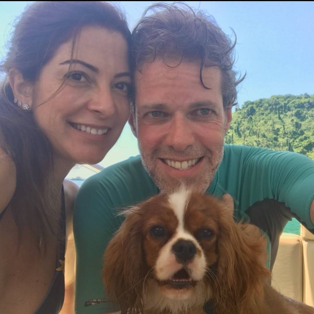 Ana Paula Padrão (Reprodução-Instagram) A apresentadora Ana Paula Padrão ao lado do marido Gustavo Diament e o cachorrinho Mané.