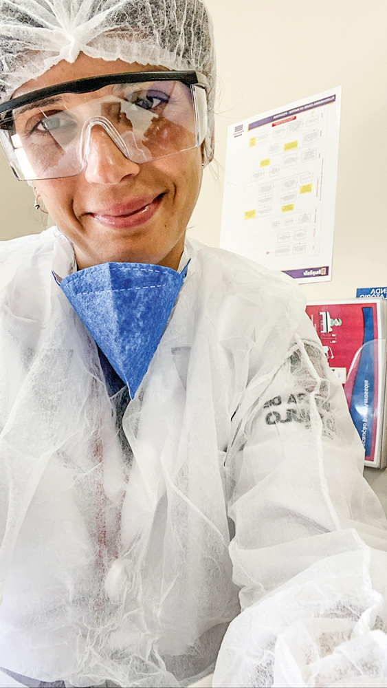 diário-quarentena-priscila-1-ano-depois.jpg piscila sorrindo para a câmera com máscara no pescoço