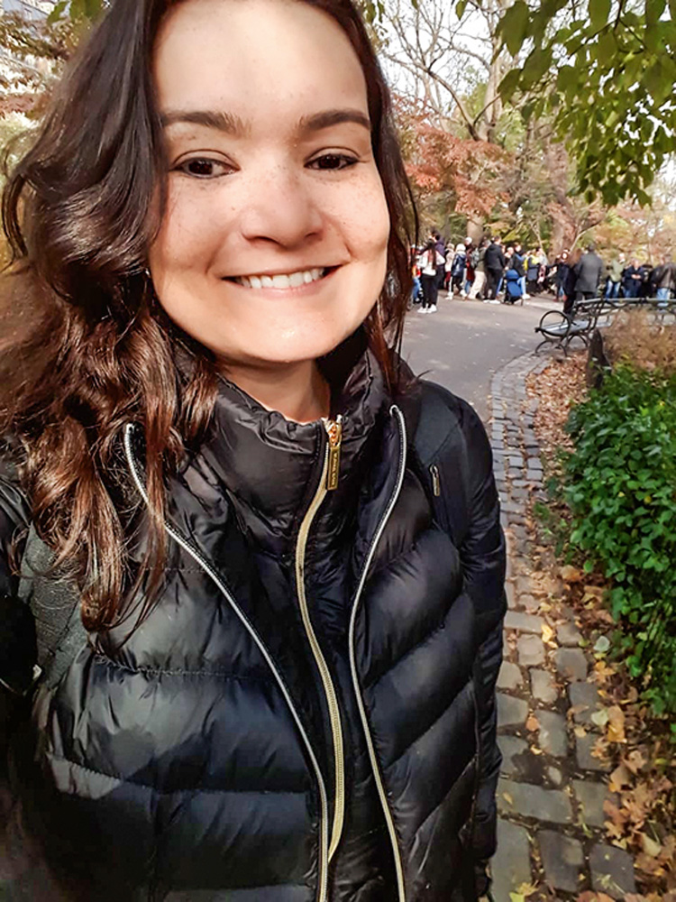 de mudança Débora Rodrigues (ARQUIVO PESSOAL)_ok.jpg Debora Rodrigues sorrindo para selfie