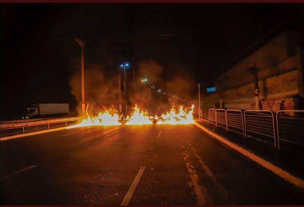 Manifestantes bloqueiam Radial Leste e pedem mais vacinas