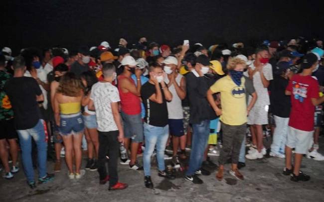 Festa clandestina Pessoas que frequentaram uma festa clandestina na Zona Sul