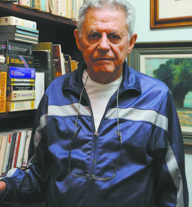 Flávio Villaça em um acervo