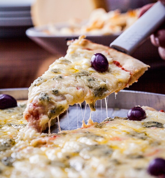 Pizza de quatro queijos: massa sem glutén