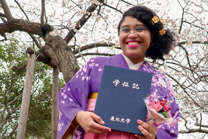 De Itaquera, jovem celebra formatura na faculdade número um do Japão