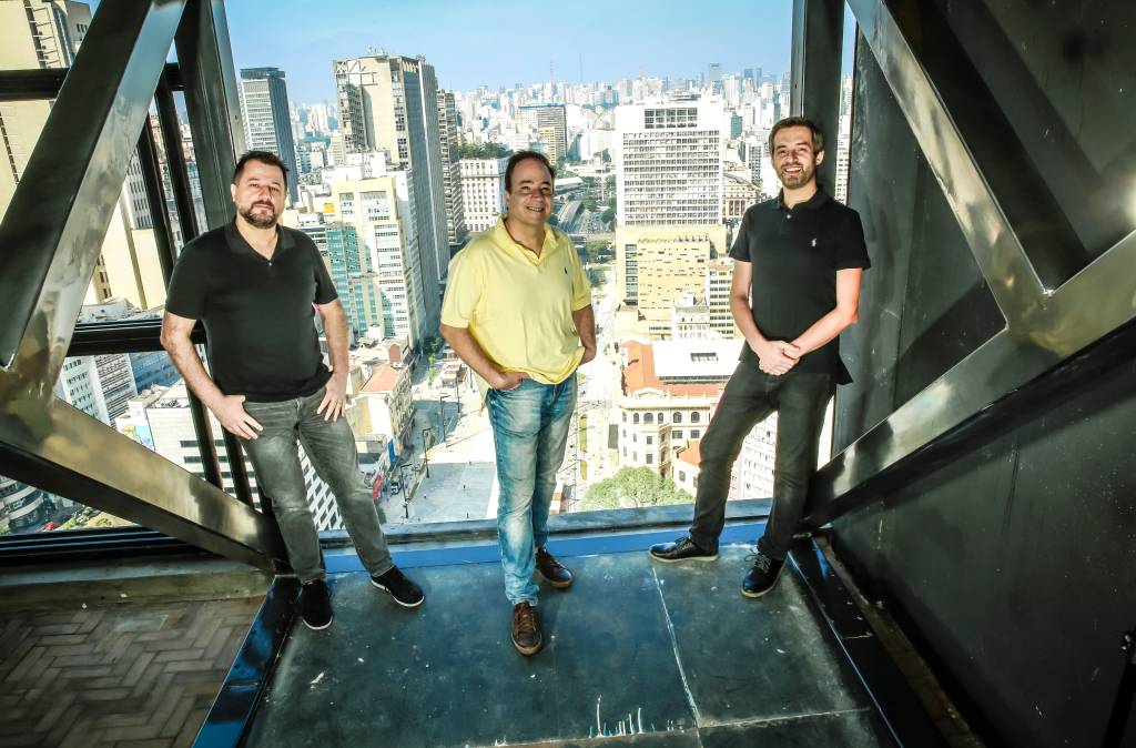 SAMPASKY (ALEXANDRE BATTIBUGLI) Os sócios do Sampa Sky posam pertinho da área onde será um dos mirantes no Sampa Sky.