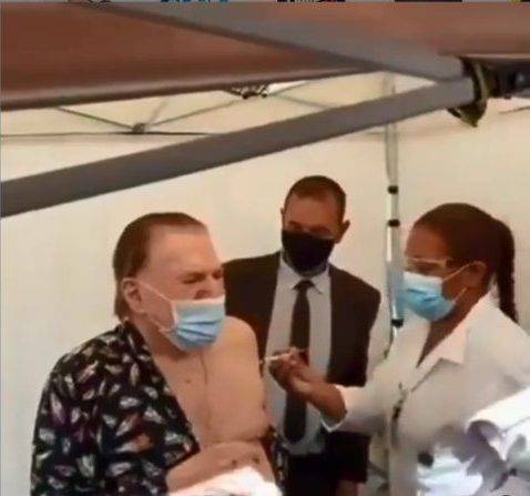De pijama, Silvio Santos toma segunda dose da vacina contra Covid-19