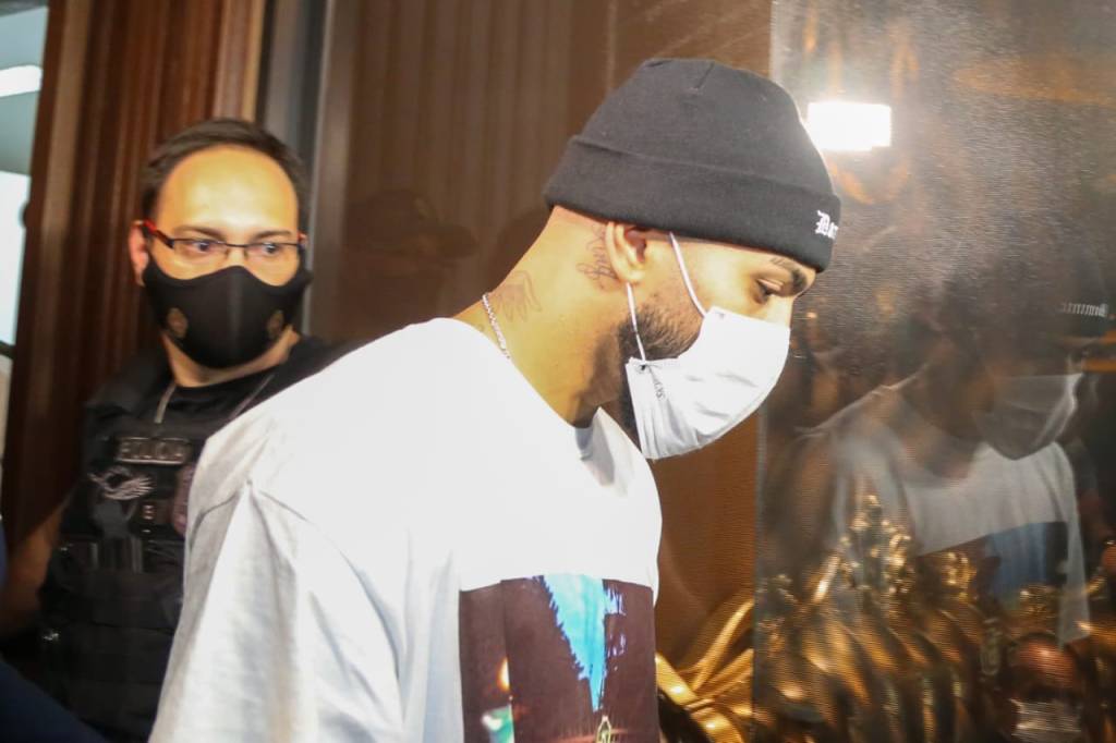 Polícia estoura cassino de luxo e encontra Gabigol embaixo de uma mesa