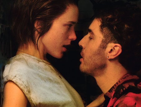 Stacy Martin e Tahar Rahim em Apostando Alto