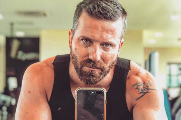Imagem mostra Marlon em foto no espelho na academia