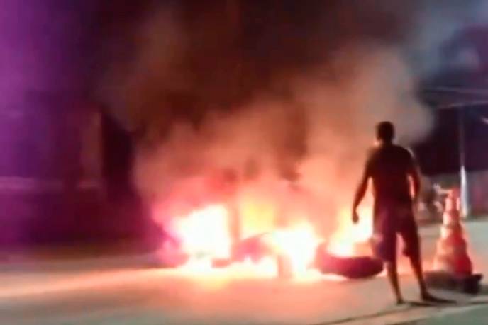 Em Ubatuba, moradores colocam fogo em pneus em protesto contra turistas