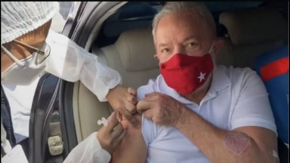 Ex-presidente Lula toma primeira dose da vacina contra Covid-19