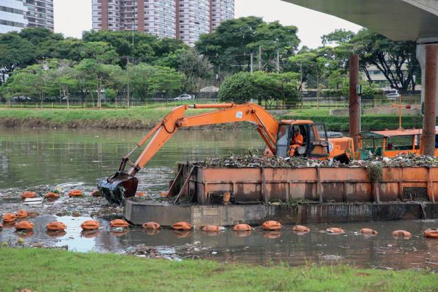 As obras de saneamento chegaram a 45% da meta em abril: a cidade despejava 2 800 litros de esgoto por segundo no Pinheiros As obras de saneamento chegaram a 45% da meta em abril: a cidade despejava 2 800 litros de esgoto por segundo no Pinheiros