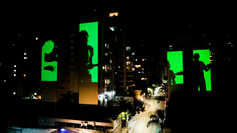 Apresentação da banda Orquestra Vermelha na primeira edição do SP Rock Mapping. O espetáculo consistia na projeção de imagens dos integrantes nos prédios de São Paulo