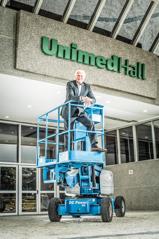 casas-de-shows-fechadas-FERNANDO-ALTERIO-unimed-hall.JPG Fernando Alterio posando para a foto em cima de plataforma elevadiça no recém-fechado UnimedHall