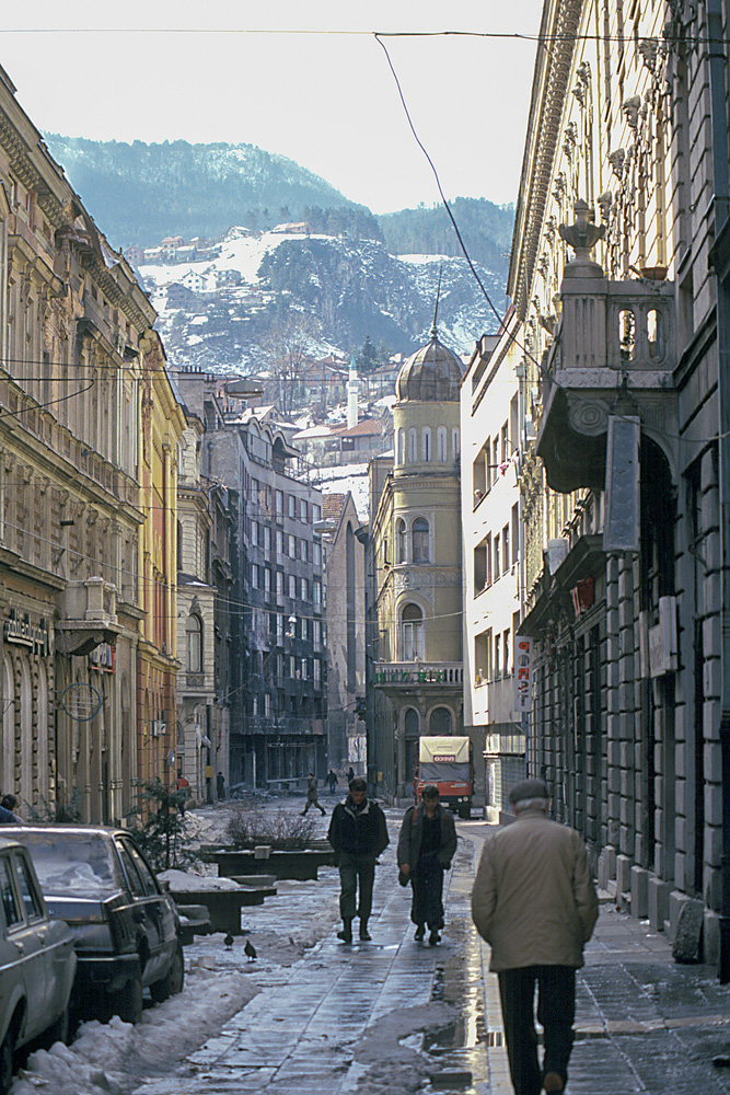 memórias-guerra-rua-sarajevo Vista de rua de Sarajevo, com vista para as montanhas, no fundo