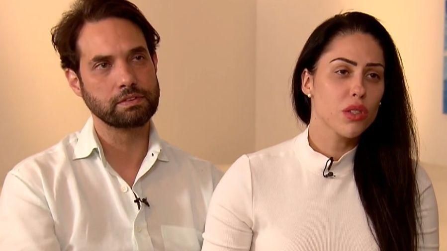 Imagem de Monique e Dr. Jairinhos, ambos vestidos de branco