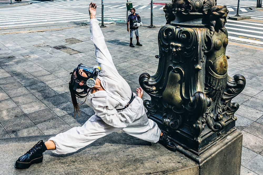 Arte na pandemia: bailarina faz ensaio no Centro com roupas de proteção