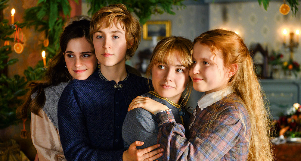 adoraveismulheres.jpg Quatro meninas abraçadas (três loiras e uma morena) com feições angelicais. Apenas uma está com expressão séria