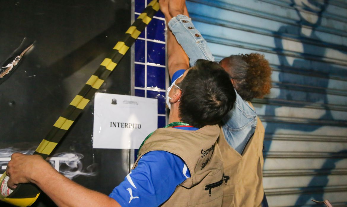 Oficiais interditam estabelecimento comercial que promovia aglomeração em São Paulo