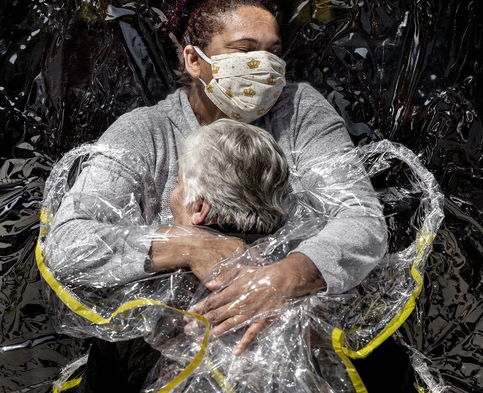 Foto de abraço durante pandemia de Covid-19 em SP vence prêmio